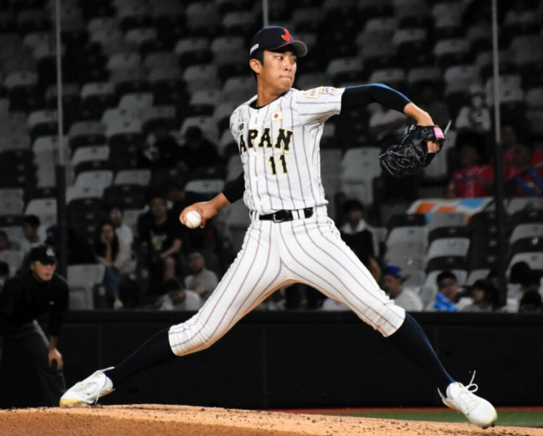 マウンドで剛速球を投げる織田翔希
