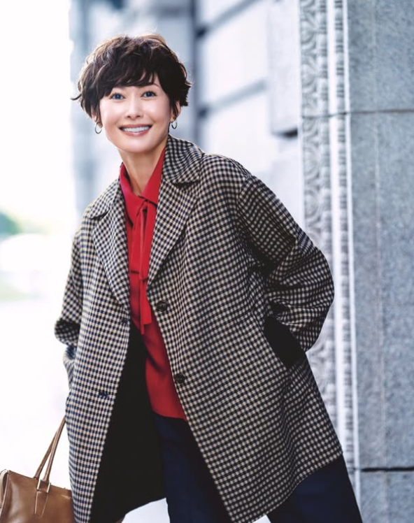 秋らしい装いでほほ笑む田丸麻紀