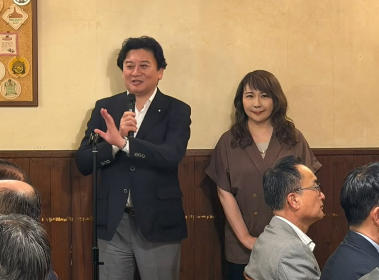 夫の武部新の横で寄り添う妻の園子さん
