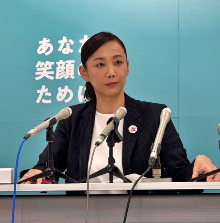 会見でマイクに向かう原沢敦美