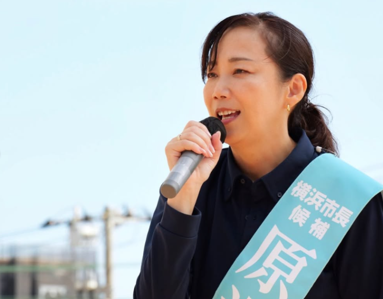 マイク片手に街頭演説する原沢敦美