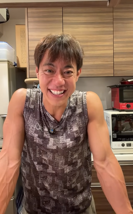 ムキムキの二の腕を見せながら笑顔の堀大輔
