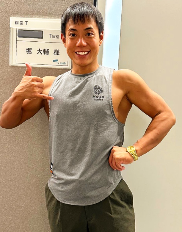 胸を張てポーズする堀大輔