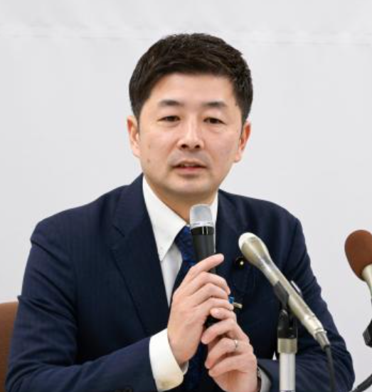 記者会見で話す高市早苗さんの長男・山本建さん(衆院選の出馬は見送り)