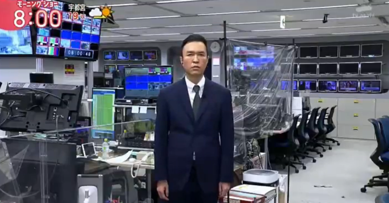 モニターが並ぶ部屋でカメラの前に立つ玉川徹さん(謹慎になった2022年の電通発言の謝罪)