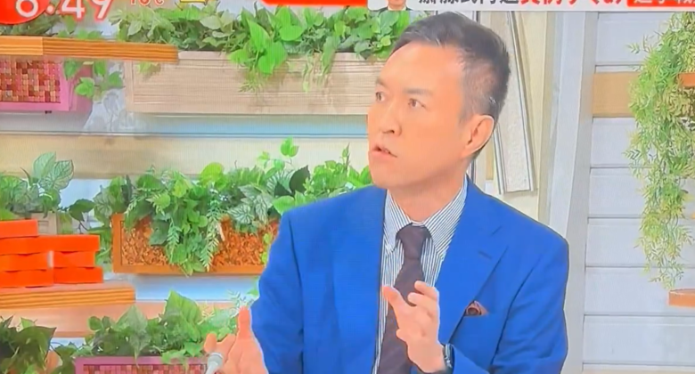 青いジャケットでスタジオで話す玉川徹さん(モーニングショーでの発言の謝罪は少なくとも3回目)