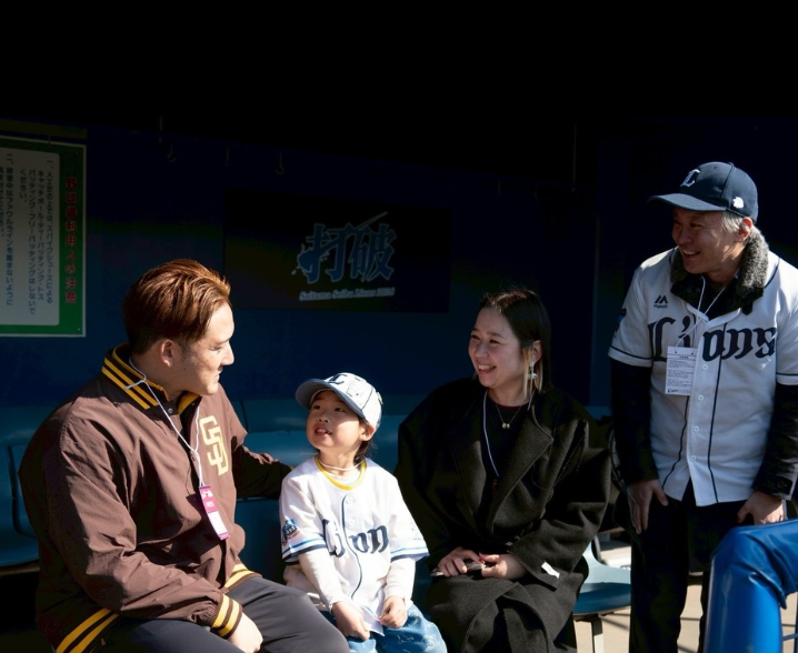 ベンチで子供に笑顔で話しかける杉谷拳士さん(再婚の予定はなく40歳までに子供が欲しい)