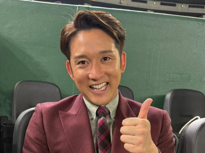 球場で親指を立てて笑う杉谷拳士さん(35歳でアメリカでの現役復帰を決めた)